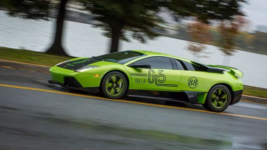 Lamborghini Murcielago màu xanh cốm bắt mắt, đang tăng tốc trong hành trình.