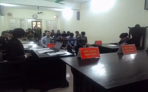 Phiên tòa sơ thẩm hoãn do vắng đại diện bị hại và bên luật sư 1 bị cáo.