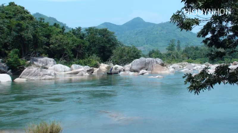 Vùng hồ rộng lớn với không gian được bao phủ một màu xanh mát mẻ.
