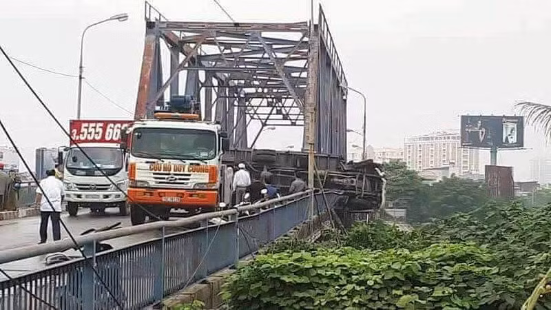 Hiện trường chiếc ô tô lật húc đổ cầu Rào sáng 14-11.