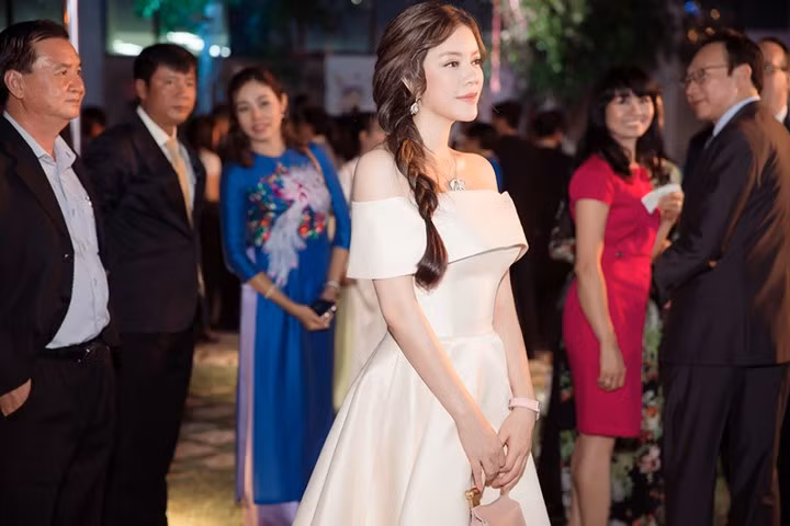 Tại sự kiện kỉ niệm Quốc khánh Hàn Quốc với nhiều quan chức hai nước tham dự, Lý Nhã Kỳ vẫn luôn tỏa sáng theo phong cách riêng của mình. 