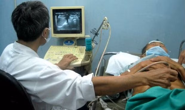 Bác sĩ Quang siêu âm cho bệnh nhân.