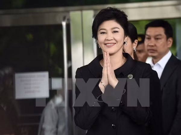 Cựu Thủ tướng Yingluck Shinawatra rời tòa án tối cao ở Bangkok.