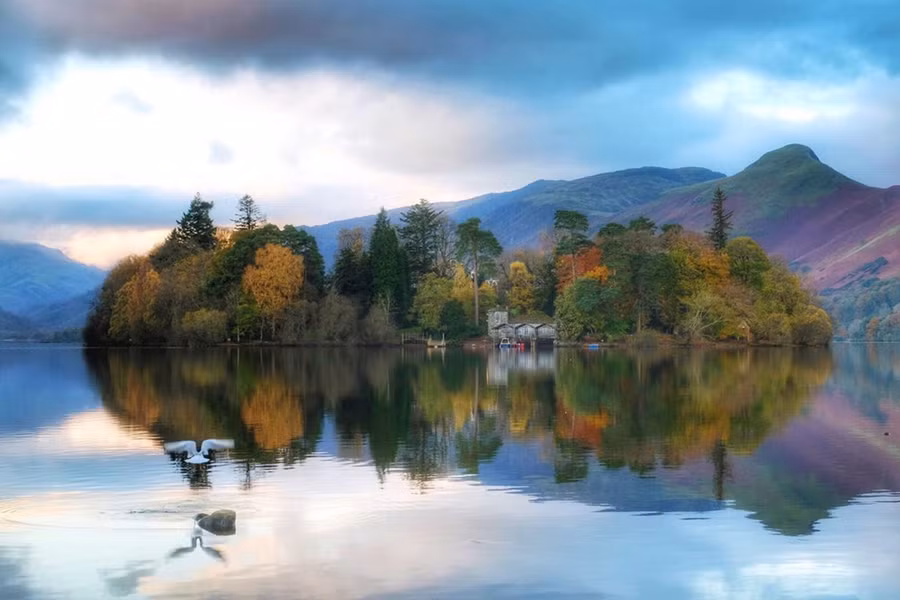  Sắc màu mùa Thu tuyệt đẹp như tranh vẽ ở Derwentwater, Vùng Lake, Keswick, miền Bắc nước Anh, ngày 2-11. (Nguồn: PA)