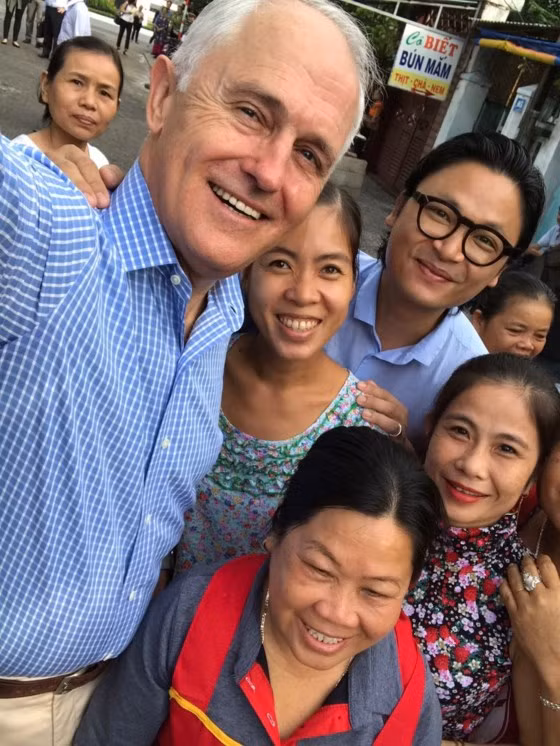  ...và chụp ảnh selfie cùng chị chủ tiệm bánh mì và người dân