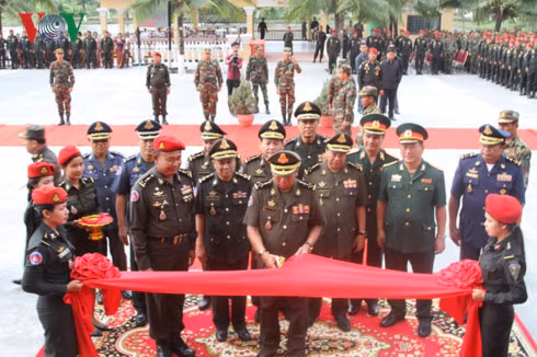 Lễ cắt băng khánh thành.