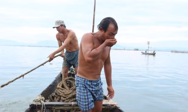 Ngư dân làng Chuồn đánh bắt tại phá Tam Giang.