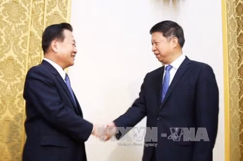 Ông Choe Ryong Hae (trái), phụ tá thân cận nhất của nhà lãnh đạo Triều Tiên Kim Jong Un và ông Tống Đào (phải) trong cuộc gặp tại Bình Nhưỡng.