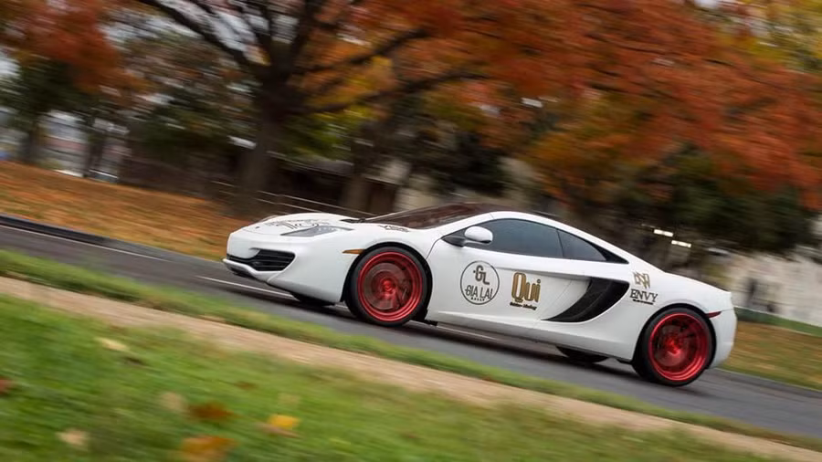 Một số ít trong đoàn là các mẫu xe của thương hiệu Ferrari.