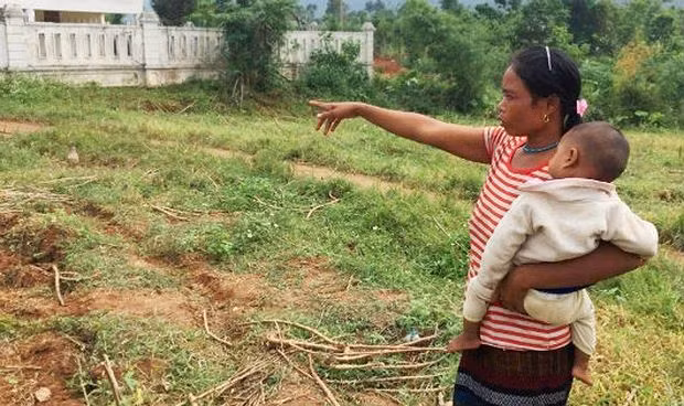 Chị Khun bên mảnh đất mình tự nguyện hiến để xây điểm trường mầm non mới ở bản Khe Ngát.