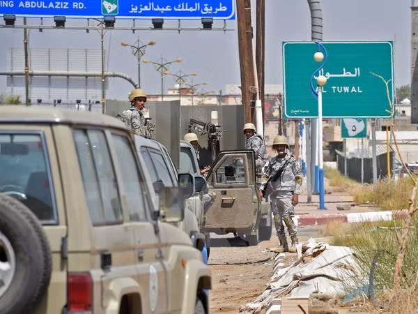 Binh sỹ Saudi Arabia gác dọc khu vực biên giới với Yemen tại tỉnh Jizan.