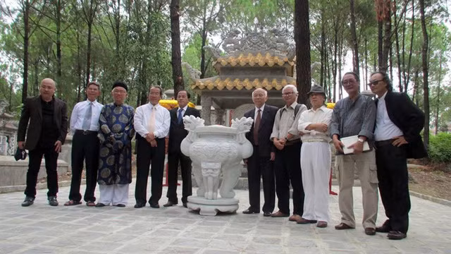 Những "bá tánh" đầu tiên thắp nhang trong ngày khánh thành lăng vua Hiệp Hòa và ông Bạch (thứ 5 từ trái qua) - Ảnh nhà báo Lê Thanh Phong cung cấp Những