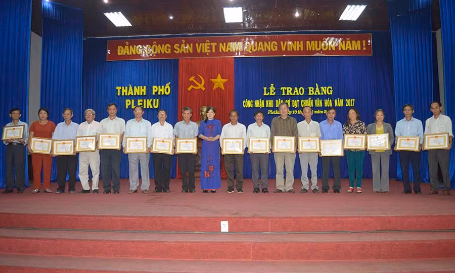  Trao bằng công nhận khu dân cư đạt chuẩn văn hóa. Ảnh: Đ.Y
