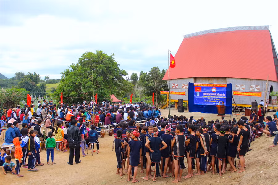 Bí thư Tỉnh ủy dự Ngày hội Đại đoàn kết tại huyện Kông Chro ảnh 1 Quang cảnh ngày hội. Ảnh: Hồng Thi