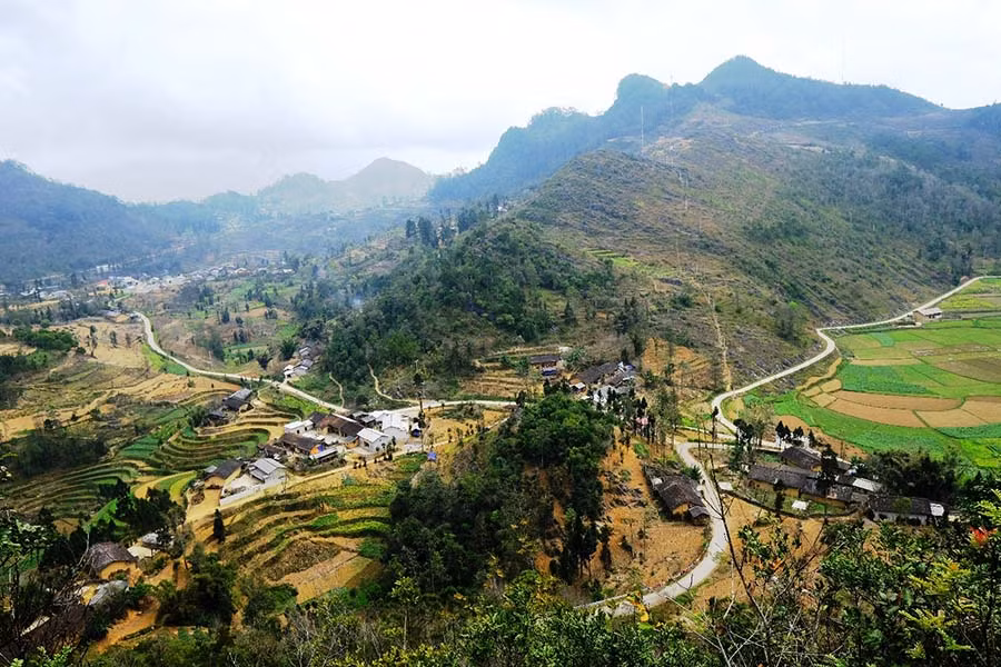 Những nhánh của con đường hạnh phúc nối liền các thôn bản nơi chân cột cờ Lũng Cú.