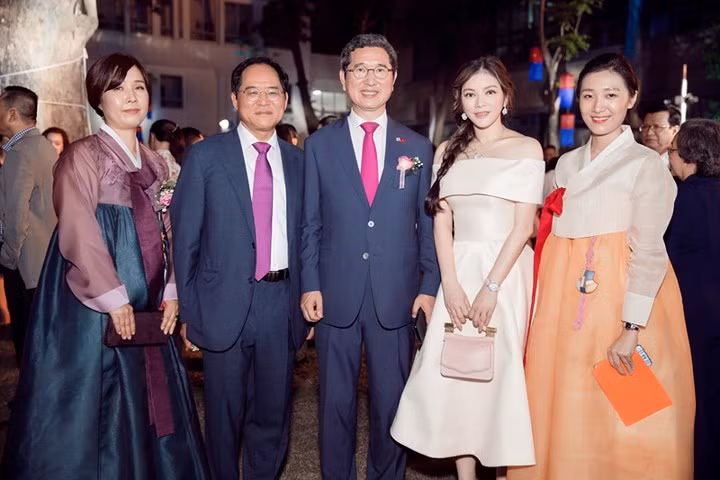  Lý Nhã Kỳ sở hữu một nét đẹp cổ điển, thanh lịch và thần thái hợp với gout thời trangcô theo đuổi