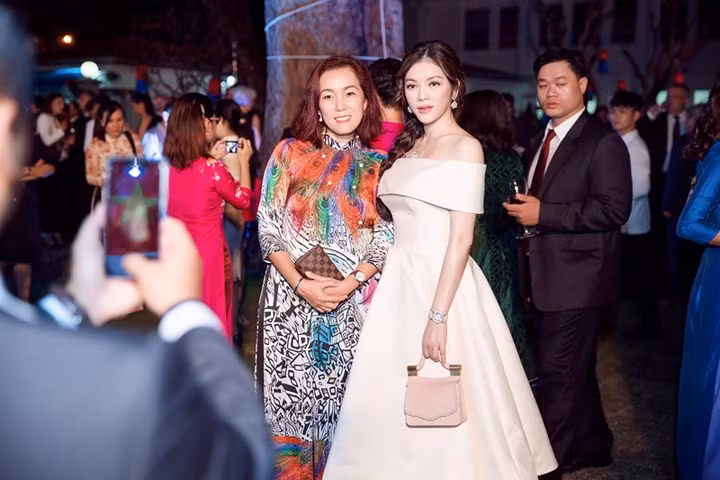 Ngoài ra, Lý Nhã Kỳ còn được đánh giá cao bởi cách ngoại giao và lối ứng xử tinh tế.
