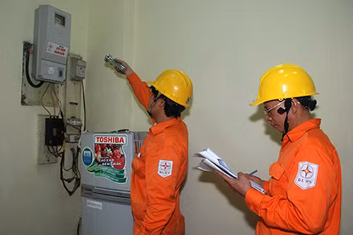Công nhân Công ty Điện lực Ba Đình, Hà Nội thực hiện ghi chỉ số công tơ.