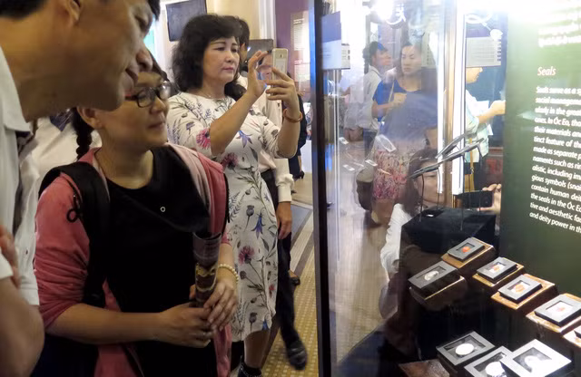 Khách tham quan chiêm ngưỡng cổ vật Óc Eo tại phiên khai mạc 