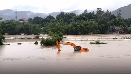 Lũ ở huyện Đồng Xuân (Phú Yên) lên cao.