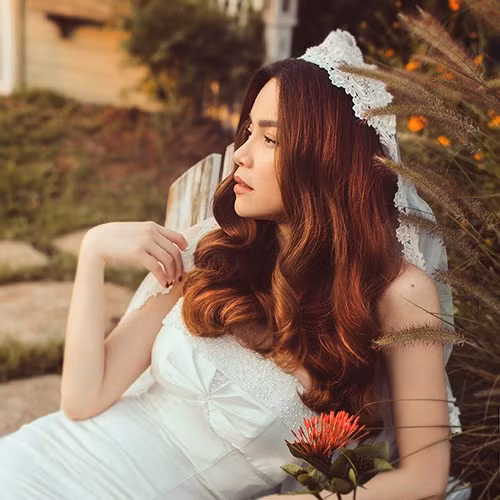 Và trong bộ ảnh cưới lần này, sau 5 năm Hồ Ngọc Hà mặc áo cưới trong một tâm thế khác và cũng chỉ có một mình. Và trong bộ ảnh cưới lần này, sau 5 năm Hồ Ngọc Hà mặc áo cưới trong một tâm thế khác và cũng chỉ có một mình.