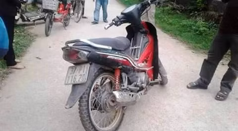 Chiếc xe máy các đối tượng bỏ lại trong lúc bị truy đuổi.