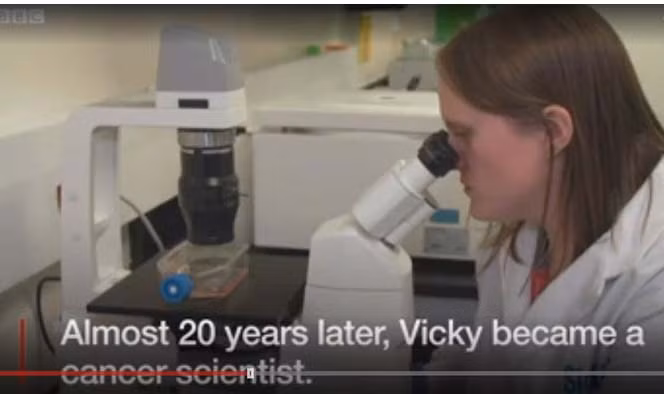Vicky Forster (bị ung thư máu khi 7 tuổi) đã trở thành nhà nghiên cứu bệnh ung thư. Vicky Forster (bị ung thư máu khi 7 tuổi) đã trở thành nhà nghiên cứu bệnh ung thư.