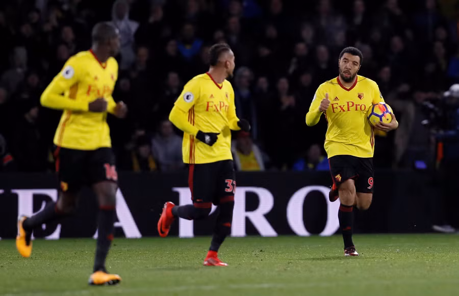 Deeney (phải) - tác giả bàn rút ngắn tỉ số xuống 1-3 cho Watford. Ảnh: REUTERS