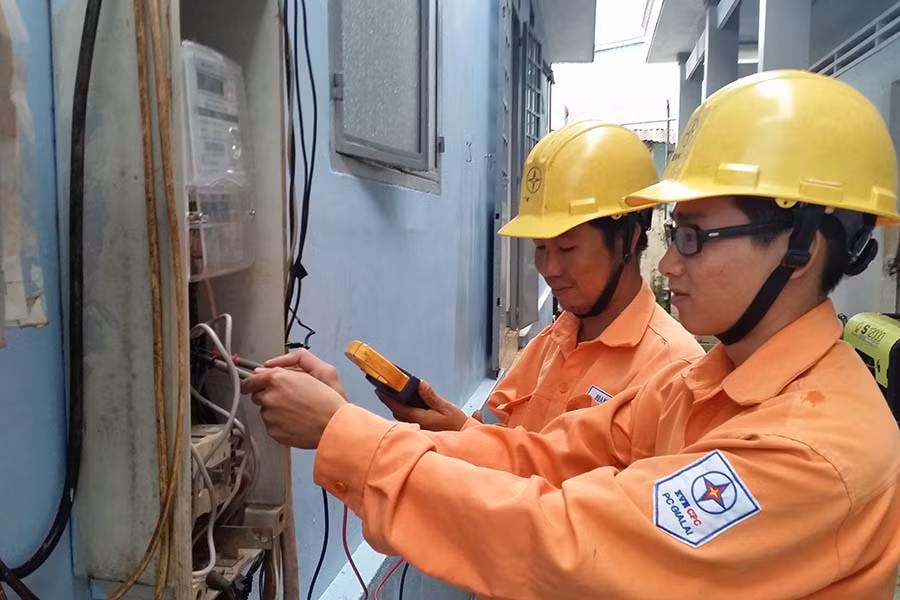 Kiểm tra công tơ khách hang. Ảnh: Hà Duy Kiểm tra công tơ khách hang. Ảnh: Hà Duy