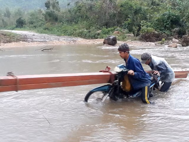 Hai đối tượng vận chuyển gỗ trái phép tại khu vực suối Hương - thuộc rừng phòng hộ Vạn Ninh.