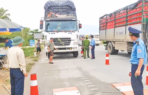 Lực lượng Thanh tra giao thông kiểm tra xe chở quá tải.