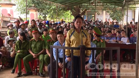 Bị cáo Trọng trước vành móng ngựa. Bị cáo Trọng trước vành móng ngựa.