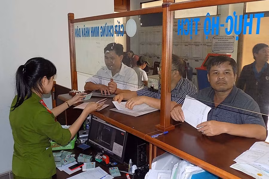  Giải quyết thủ tục cấp chứng minh nhân dân cho công dân. Ảnh: Thanh Nhật
