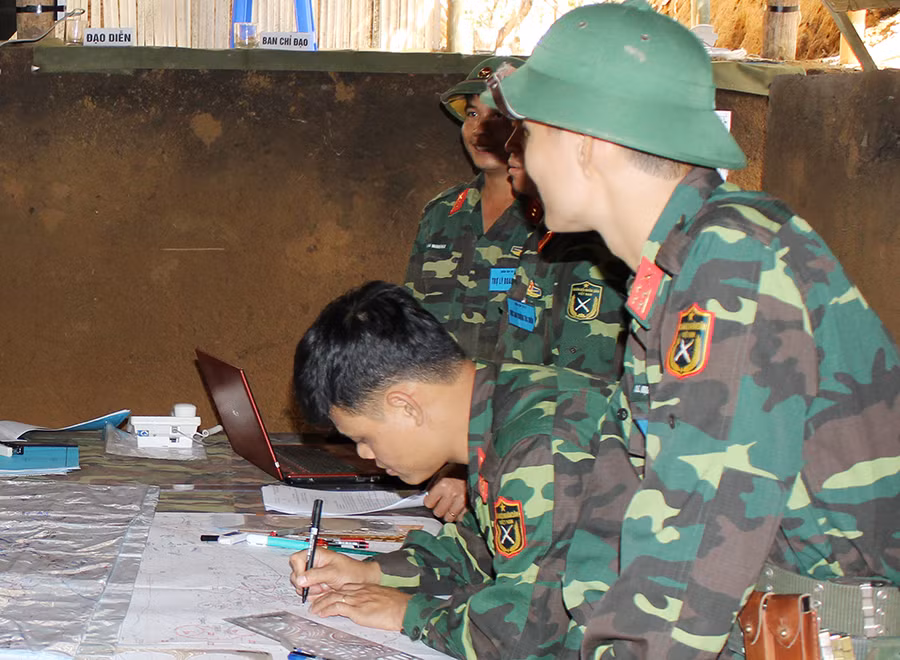  Cán bộ tác nghiệp trên bản đồ. Ảnh: Duy Hiển