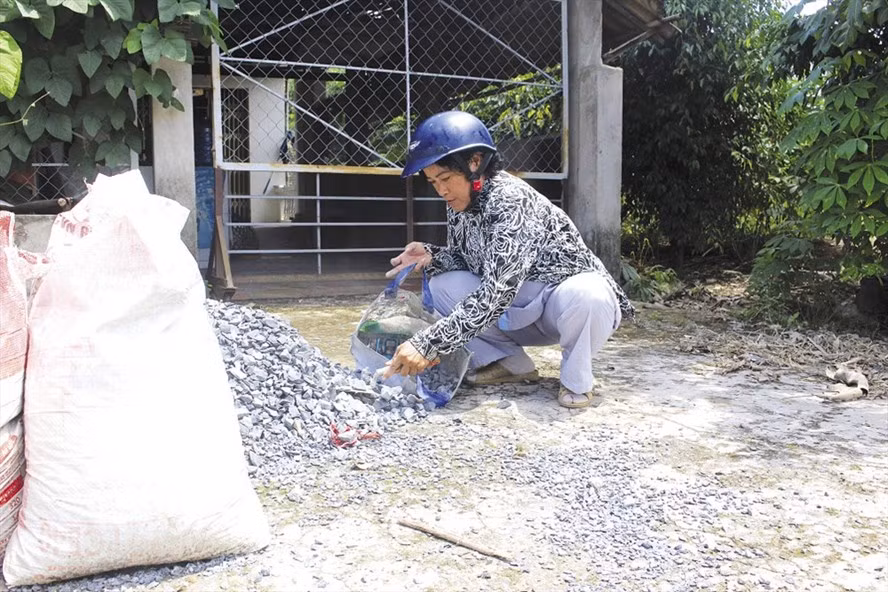 Bà Thu trong một lần vá đường.
