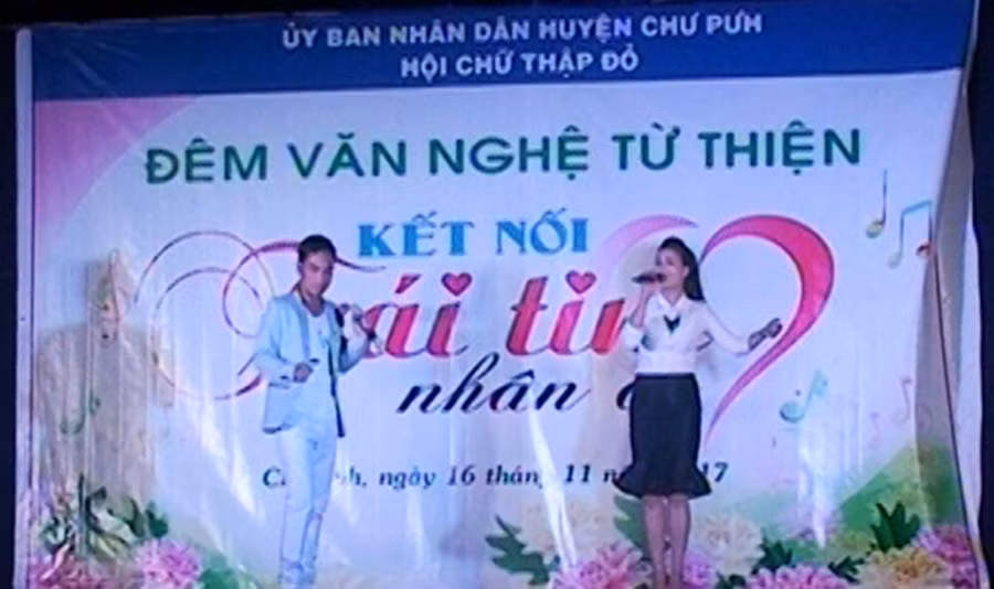 Tiết mục văn nghệ đêm nhân đạo từ thiện của Hội Chữ thập đỏ. Ảnh: Lê Trang Tiết mục văn nghệ đêm nhân đạo từ thiện của Hội Chữ thập đỏ. Ảnh: Lê Trang