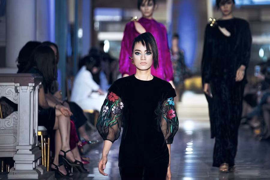 Nhà tạo mốt và các nghệ nhân của chị có cách xử lý chất liệu đặc biệt. Nhà tạo mốt và các nghệ nhân của chị có cách xử lý chất liệu đặc biệt.