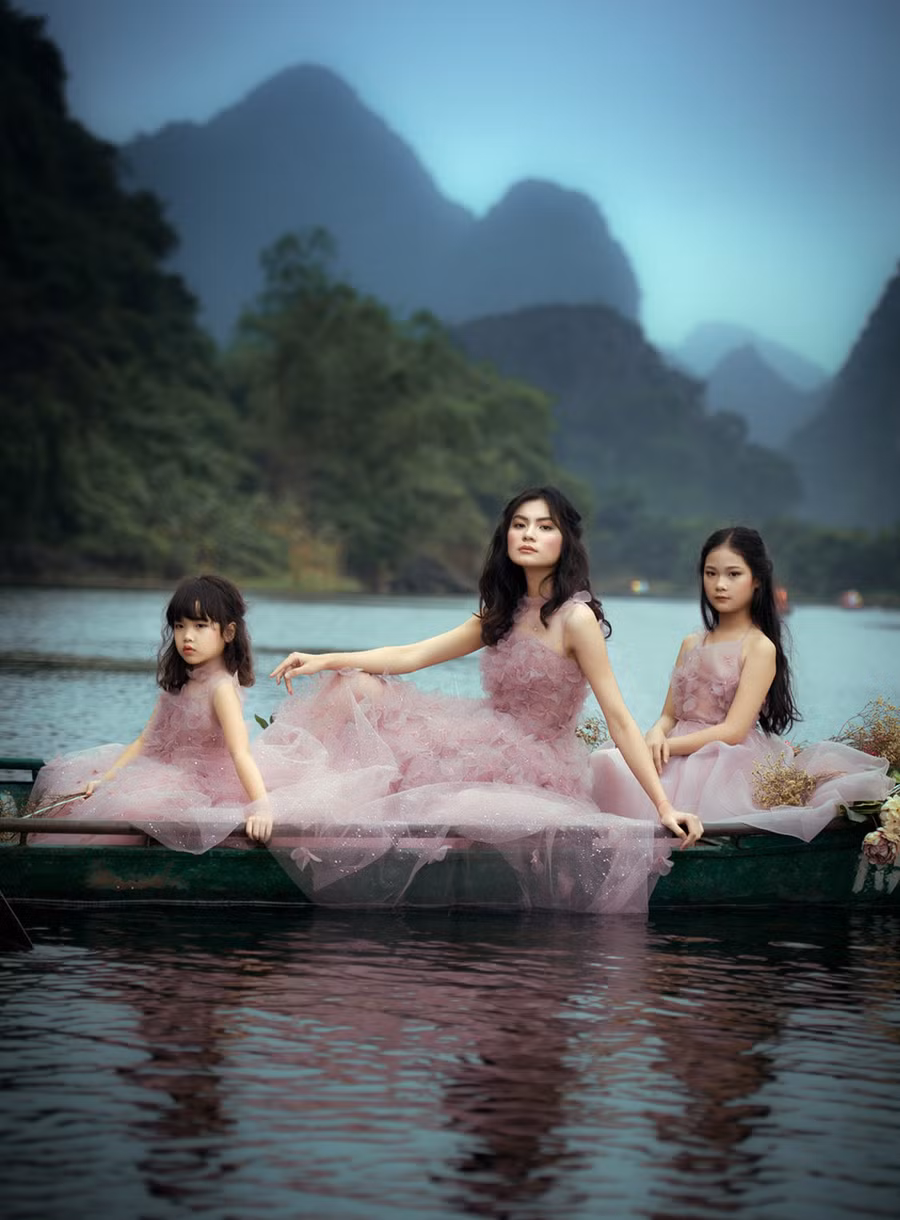 Bộ hình còn có sự tham gia của các người mẫu nhí trong trang phục đôi bồng bềnh, duyên dáng. 