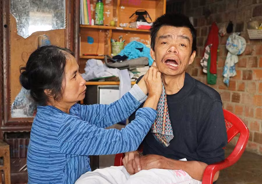  Bà Nga chăm sóc ông Cần. Ảnh: N.M 