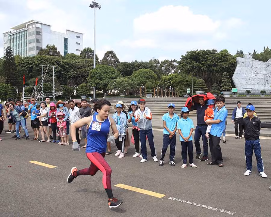  Thí sinh Phan Thị Thu Thảo thực hiện bài thi chạy 100 m tại vòng loại cuộc thi “Không giới hạn-Sasuke Việt Nam 2019” tại Gia Lai. Ảnh: M.V