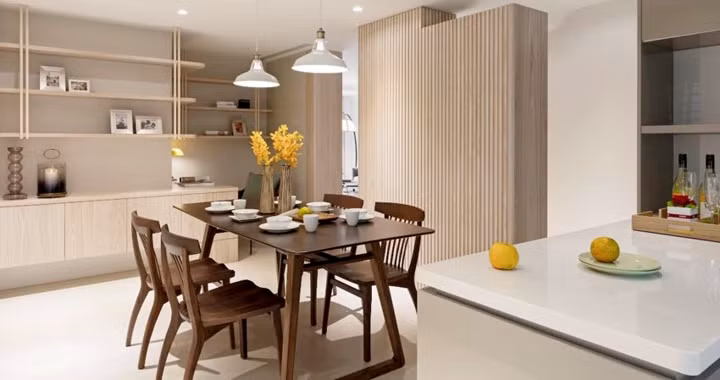 Bộ bàn ăn màu gỗ óc chó sang trọng tạo điểm nhấn cho cả căn phòng.