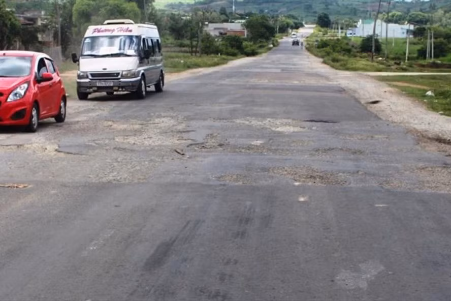  Hiện dự án tăng cường kết nối giao thông khu vực Tây Nguyên và nâng cấp quốc lộ 19 đã ký xong hiệp định vay vốn và đang tiến hành tuyển chọn tư vấn. (Ảnh: ĐÌNH VĂN/LĐO)