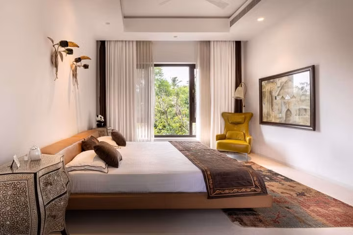 Phòng ngủ nằm tách riêng ở tầng 2, nơi có thể ngắm trọn vẹn khung cảnh khu vườn bên dưới.