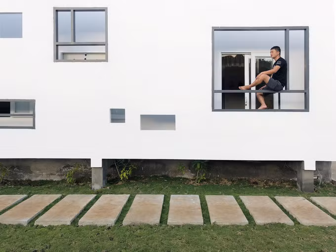 Cửa sổ nhà với nhiều hình khối khác nhau, gây ấn tượng thị giác mạnh. Đây cũng là nơi chủ nhà ngồi ngắm bình minh hay hoàng hôn trên mặt hồ. Cửa sổ nhà với nhiều hình khối khác nhau, gây ấn tượng thị giác mạnh. Đây cũng là nơi chủ nhà ngồi ngắm bình minh hay hoàng hôn trên mặt hồ.