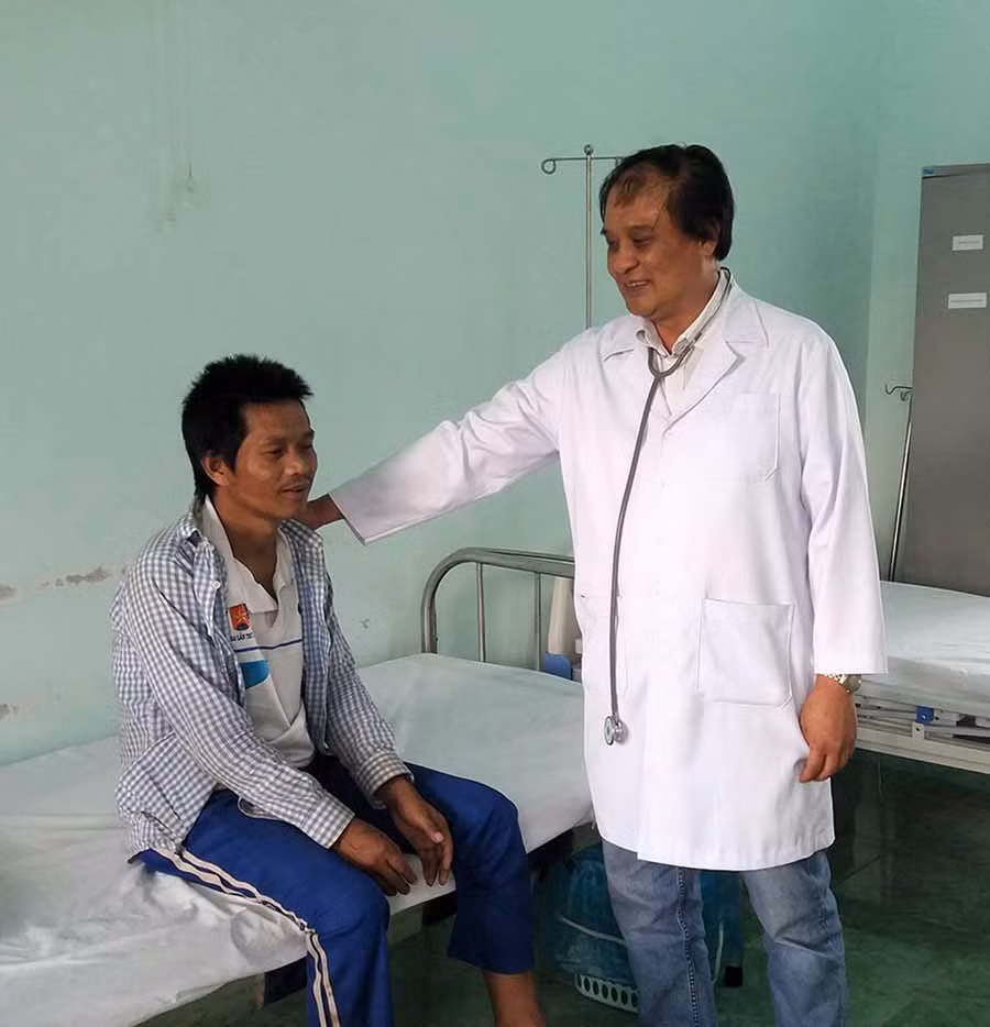 Bác sĩ thăm khám, động viên anh Siu Glém. Ảnh: N.N