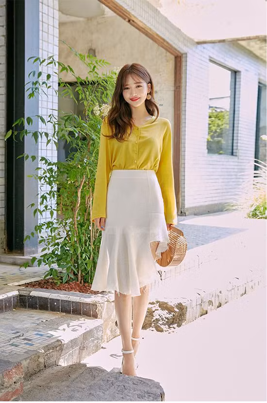  Chiffon lụa cũng là sản phẩm được các nàng sành điệu yêu thích trong mùa nắng. Sản phẩm có độ rủ vừa phải nhằm tôn nét mảnh mai cho hình thể.