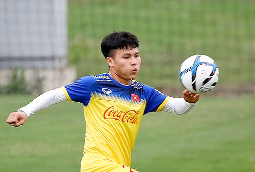 Quang Hải trên sân tập ở Mỹ Đình, Hà Nội.