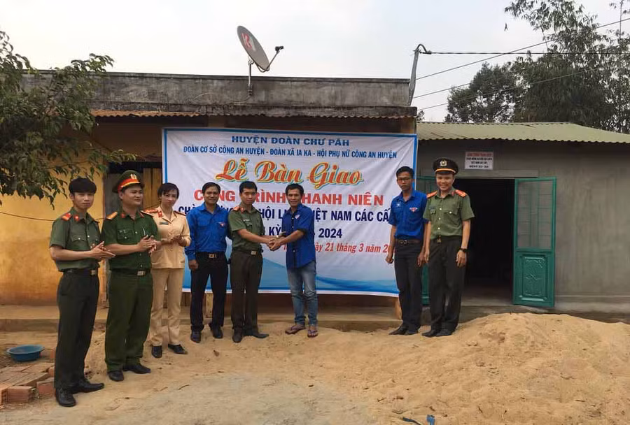 Trao tặng nhà nhân ái cho thanh niên có hoàn cảnh đặc biệt khó khăn Rơ Châm Xúi. Ảnh: Hồng Thương
