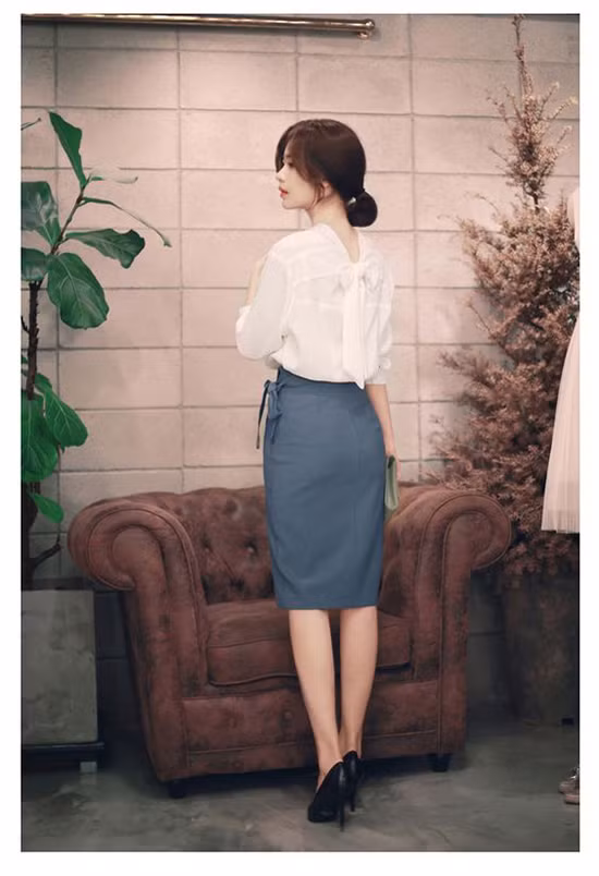  Những mẫu áo lụa mỏng, nhẹ và mềm mại sẽ khiến phái đẹp sẽ trở nên nhẹ nhõm hơn khi đến văn phòng vào mùa nắng.
