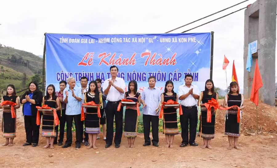  Cắt băng khánh thành cầu treo qua làng Kon Ktonh (xã Kon Pne, huyện Kbang). Ảnh: Hà Phương